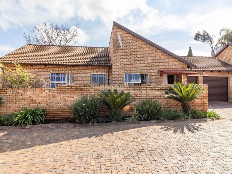 Townhouse For Sale in Strubensvallei, Roodepoort - Photo 2