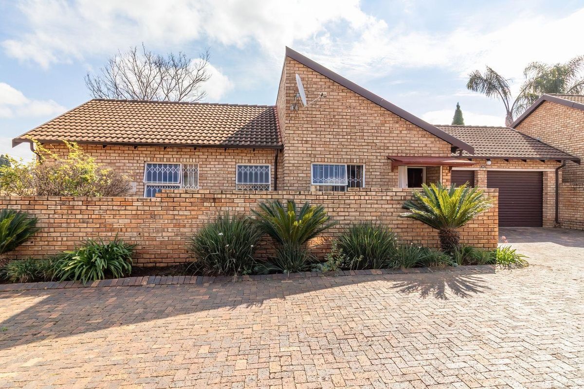 Townhouse For Sale in Strubensvallei, Roodepoort - Photo 2