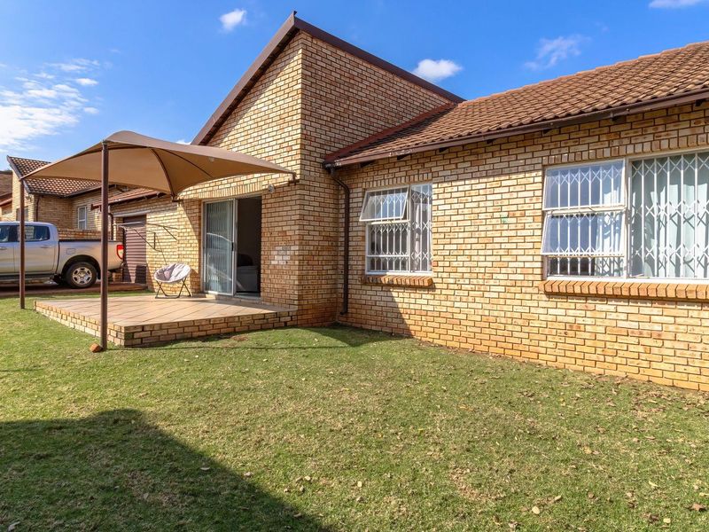 Townhouse For Sale in Strubensvallei, Roodepoort - Photo 3