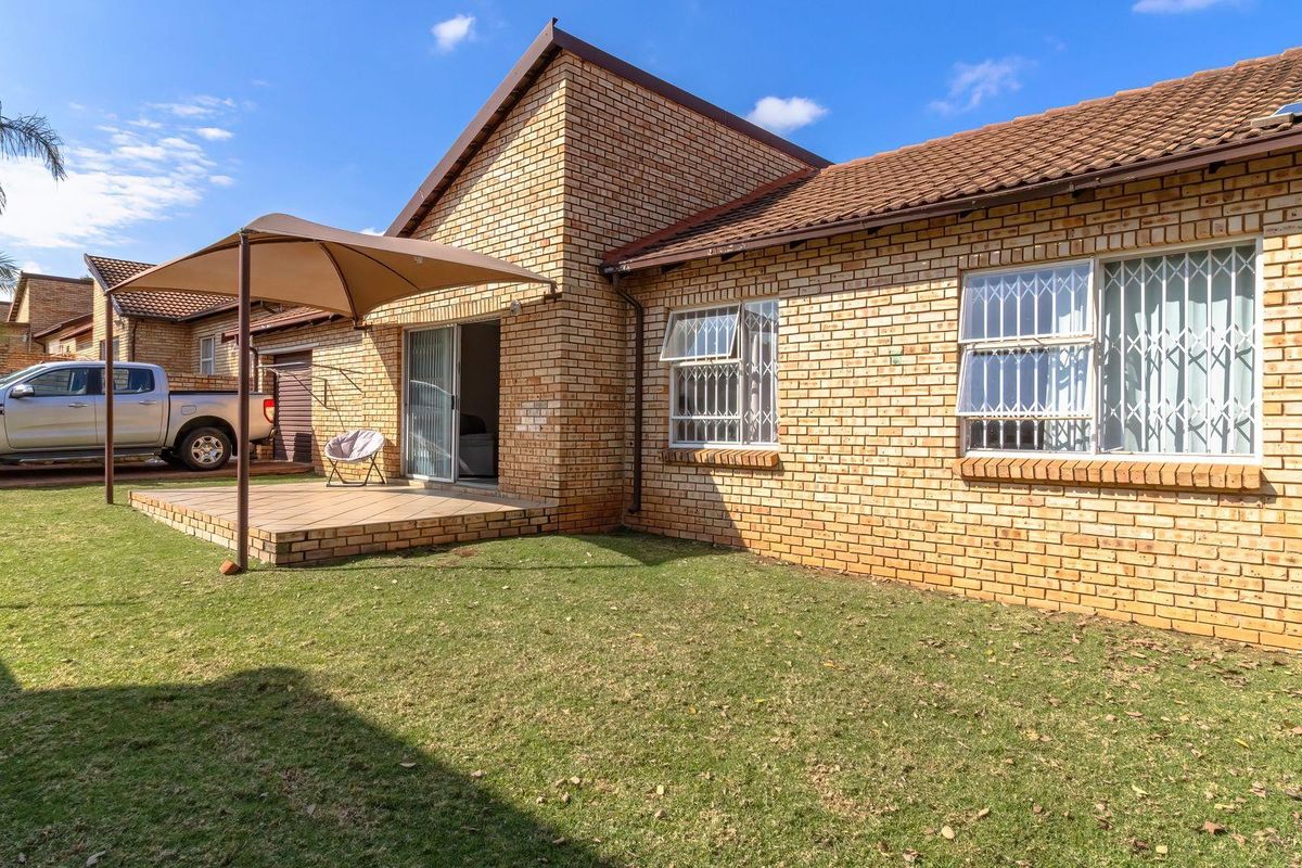 Townhouse For Sale in Strubensvallei, Roodepoort - Photo 3