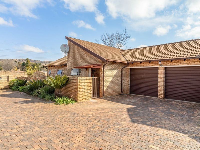 Townhouse For Sale in Strubensvallei, Roodepoort - Photo 4