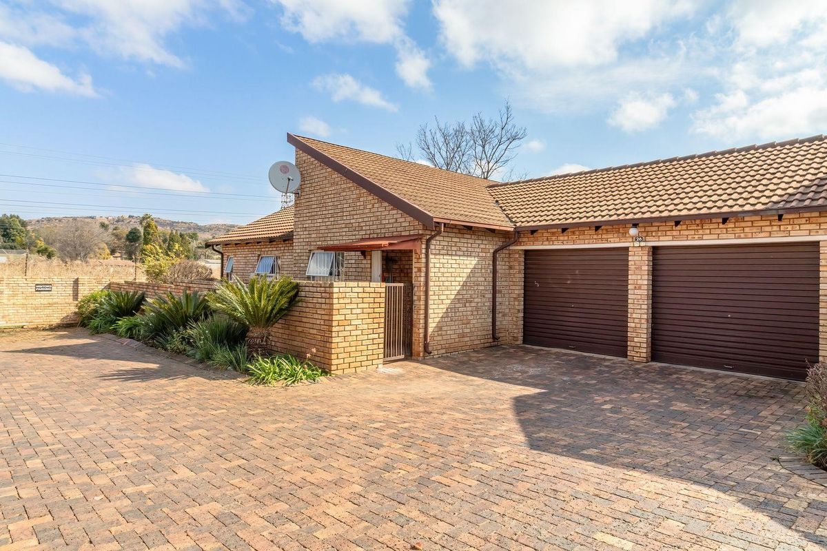 Townhouse For Sale in Strubensvallei, Roodepoort - Photo 4