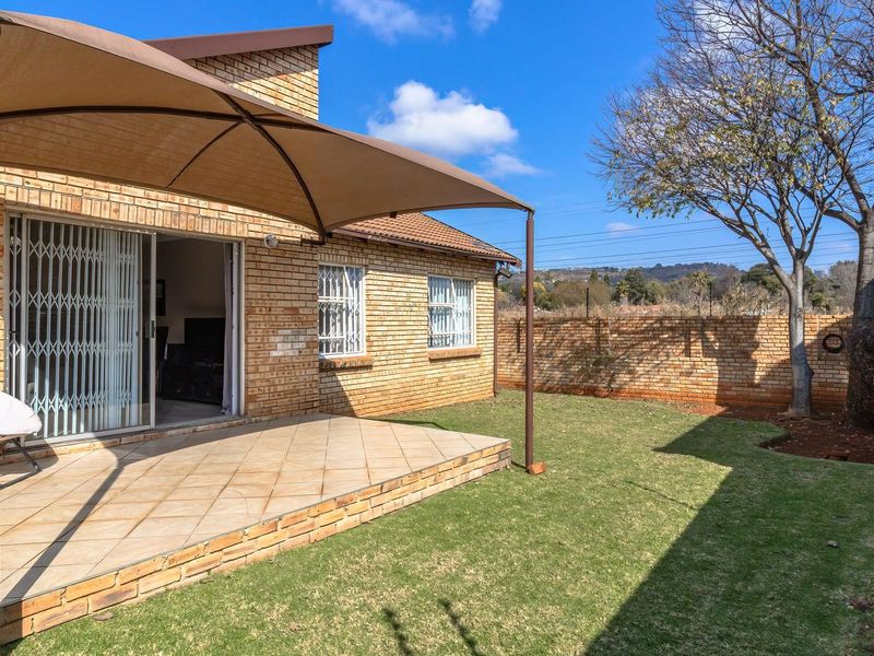 Townhouse For Sale in Strubensvallei, Roodepoort - Photo 5