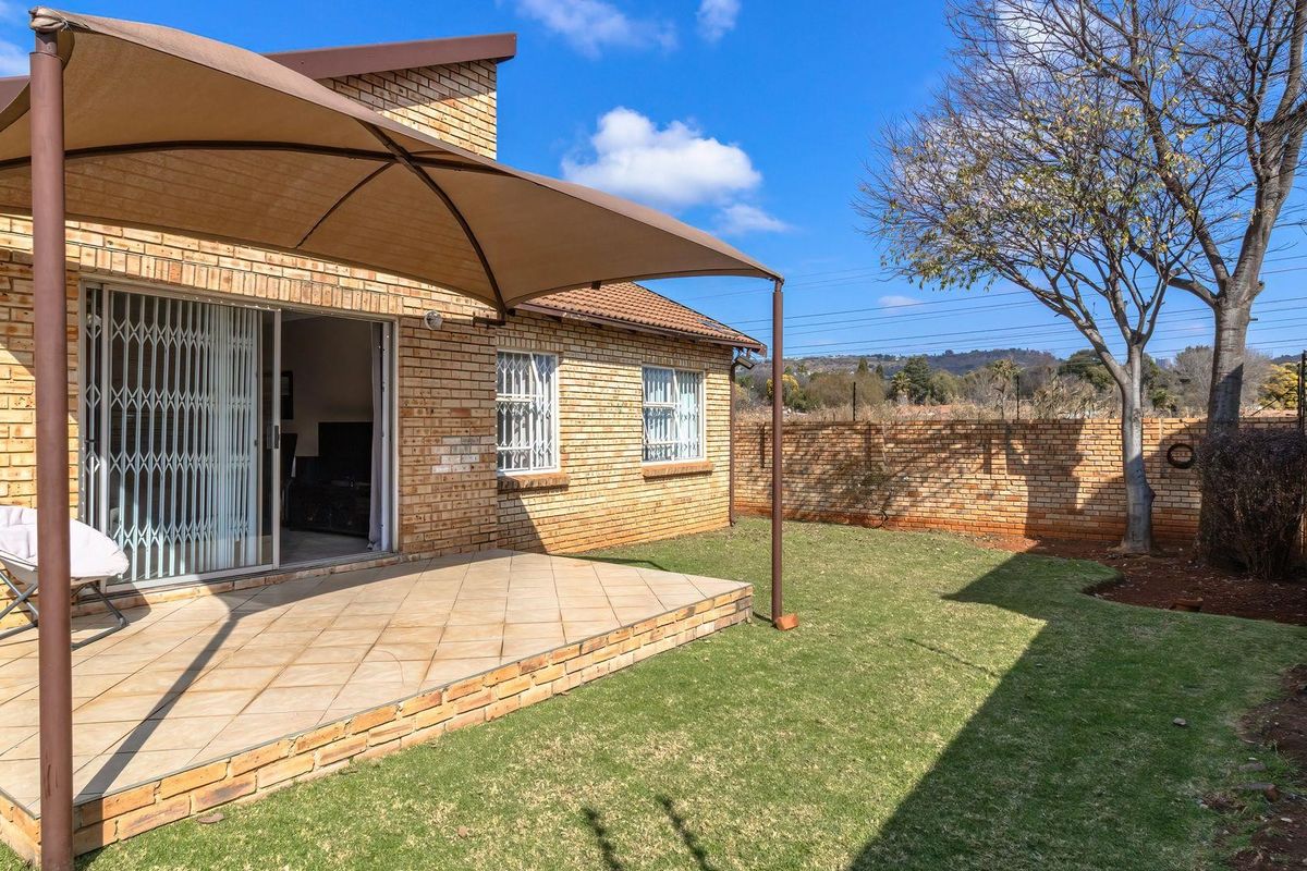 Townhouse For Sale in Strubensvallei, Roodepoort - Photo 5