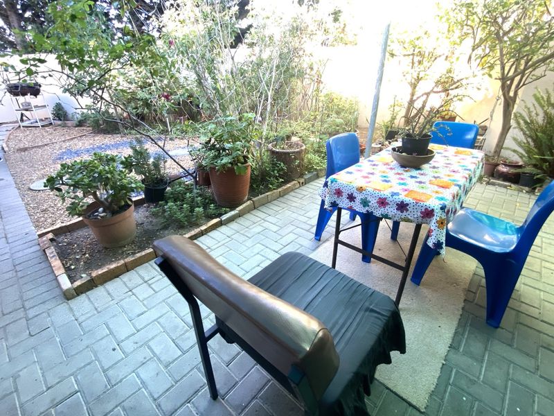 FIXER-UPPER IN A BEAUTIFUL GARDEN ESTATE. 2 bed. 1 full bathroom. 1 carport. Enclosed garden - Photo 10