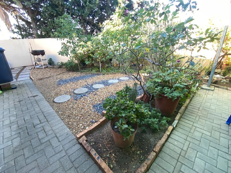 FIXER-UPPER IN A BEAUTIFUL GARDEN ESTATE. 2 bed. 1 full bathroom. 1 carport. Enclosed garden - Photo 9