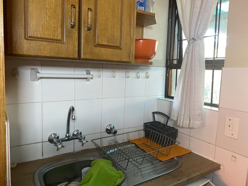 FIXER-UPPER IN A BEAUTIFUL GARDEN ESTATE. 2 bed. 1 full bathroom. 1 carport. Enclosed garden - Photo 8