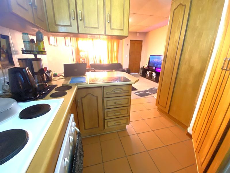 FIXER-UPPER IN A BEAUTIFUL GARDEN ESTATE. 2 bed. 1 full bathroom. 1 carport. Enclosed garden - Photo 7