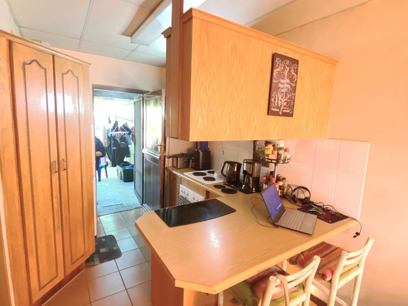 FIXER-UPPER IN A BEAUTIFUL GARDEN ESTATE. 2 bed. 1 full bathroom. 1 carport. Enclosed garden - Photo 6