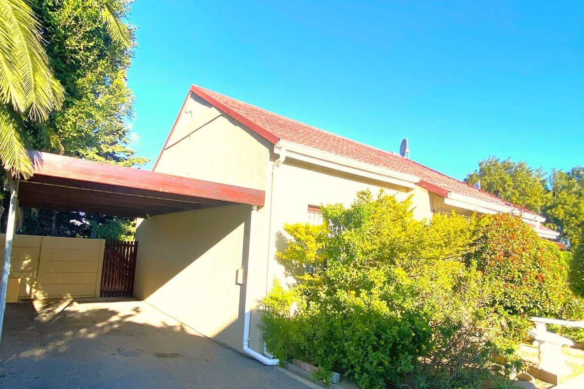 FIXER-UPPER IN A BEAUTIFUL GARDEN ESTATE. 2 bed. 1 full bathroom. 1 carport. Enclosed garden - Photo 2