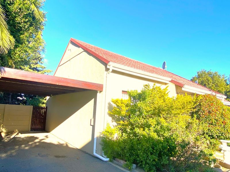 FIXER-UPPER IN A BEAUTIFUL GARDEN ESTATE. 2 bed. 1 full bathroom. 1 carport. Enclosed garden - Photo 2
