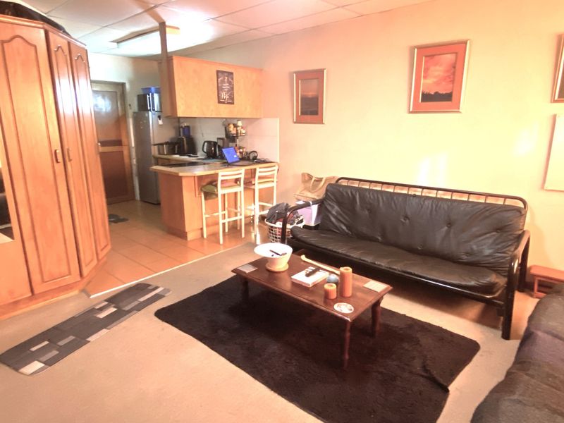 FIXER-UPPER IN A BEAUTIFUL GARDEN ESTATE. 2 bed. 1 full bathroom. 1 carport. Enclosed garden - Photo 4
