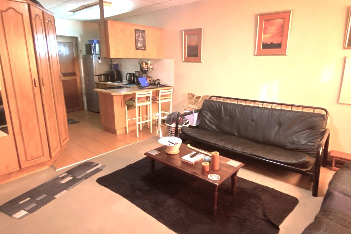 FIXER-UPPER IN A BEAUTIFUL GARDEN ESTATE. 2 bed. 1 full bathroom. 1 carport. Enclosed garden - Photo 4
