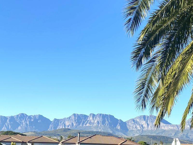 FIXER-UPPER IN A BEAUTIFUL GARDEN ESTATE. 2 bed. 1 full bathroom. 1 carport. Enclosed garden - Photo 3