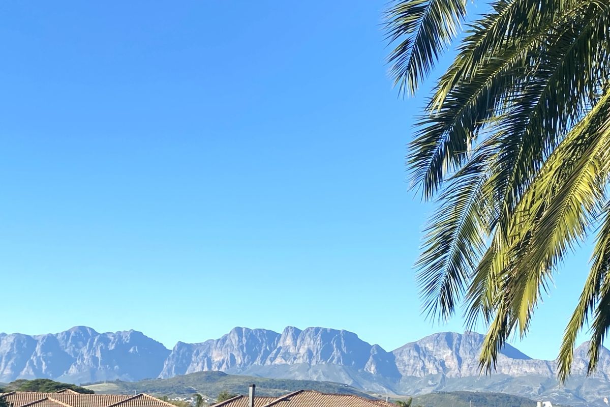 FIXER-UPPER IN A BEAUTIFUL GARDEN ESTATE. 2 bed. 1 full bathroom. 1 carport. Enclosed garden - Photo 3