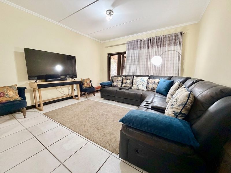 Apartment For Sale in Sunninghill, Sandton - Photo 1