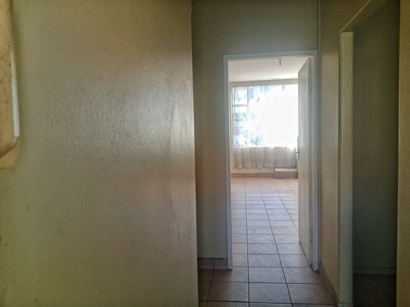 Investment Opportunity on a 2.5 Bedroom Apartment For Sale in Sunnyside, Pretoria - Photo 2
