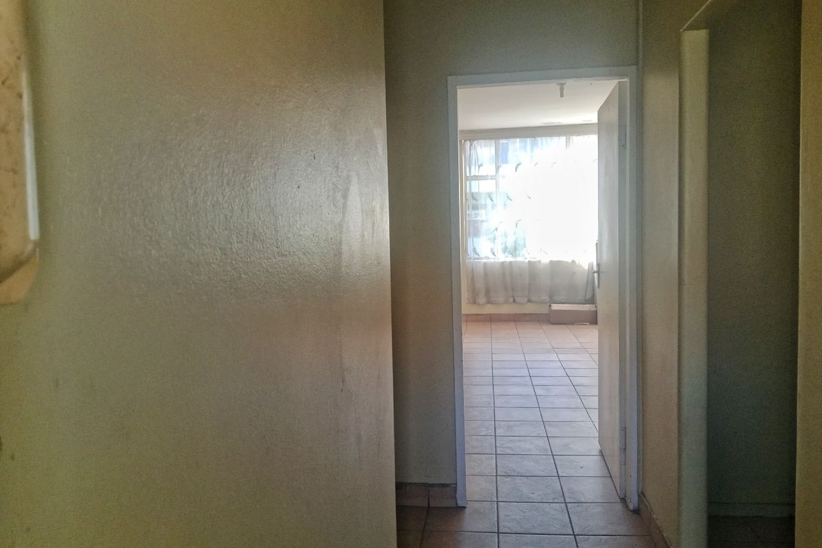 Investment Opportunity on a 2.5 Bedroom Apartment For Sale in Sunnyside, Pretoria - Photo 2