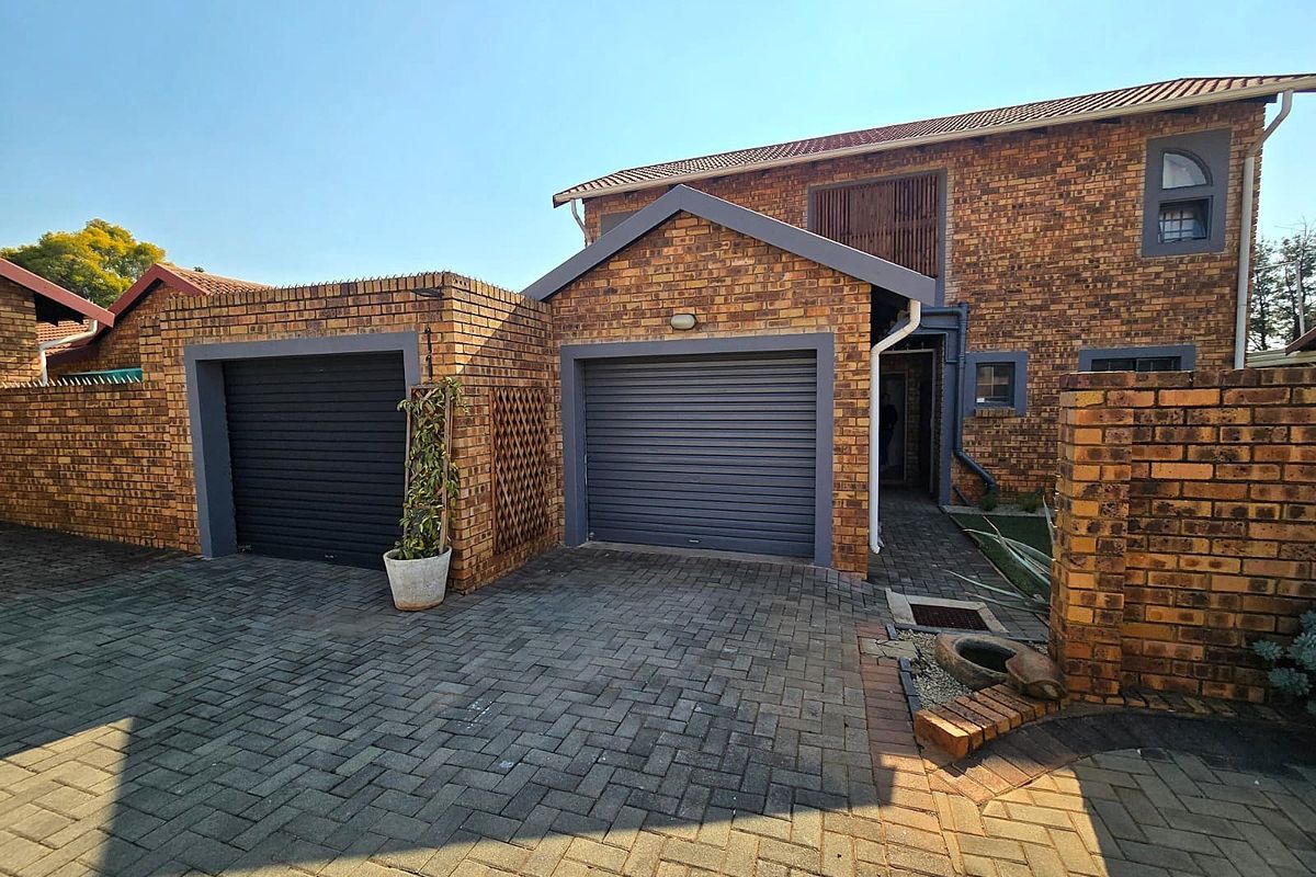 3 Bedroom Double Storey Home To Rent in Magalieskruin. - Photo 2