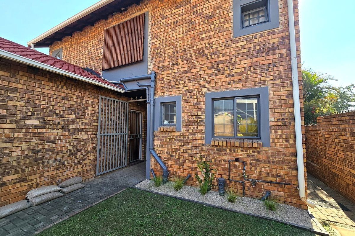 3 Bedroom Double Storey Home To Rent in Magalieskruin. - Photo 3