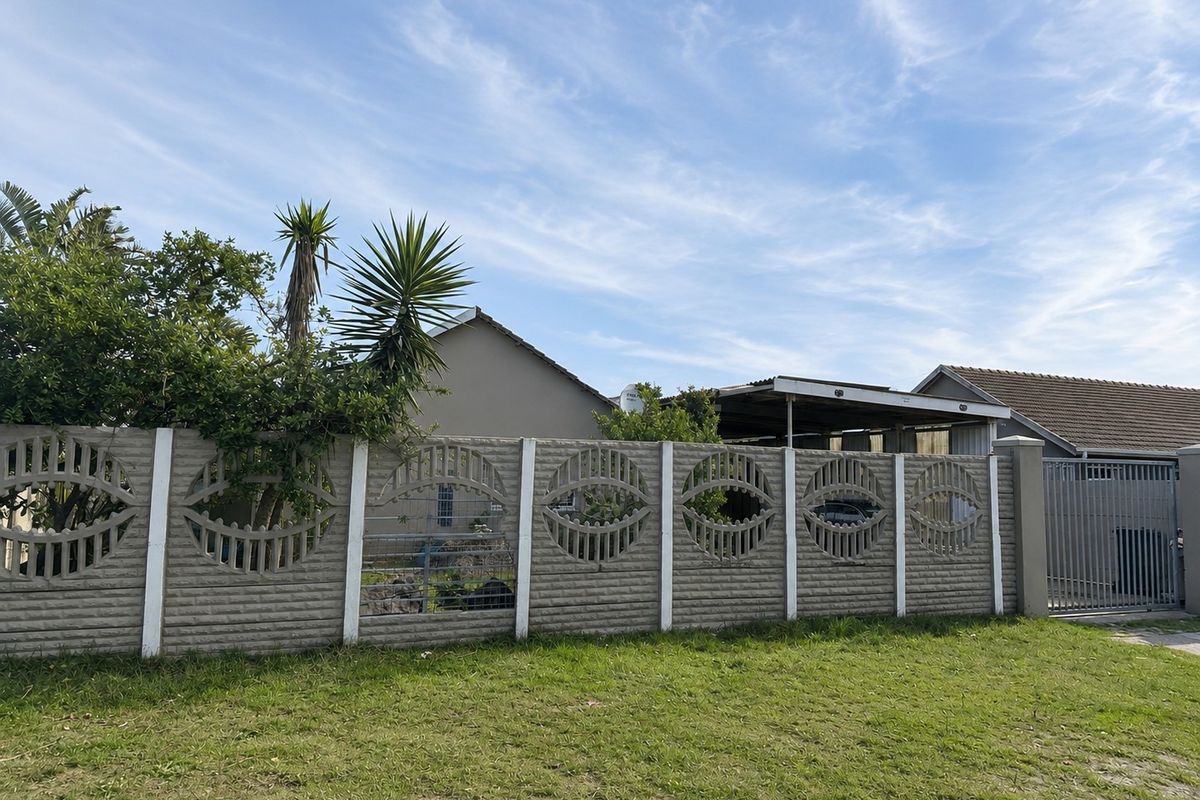 Solid Family Home with Endless Potential | Flatlet Opportunity | Double Garage | Parking for 6 - Photo 2