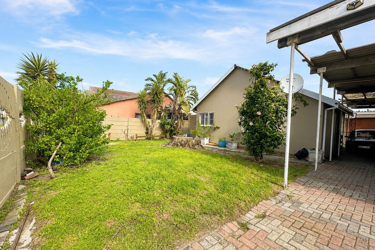 Solid Family Home with Endless Potential | Flatlet Opportunity | Double Garage | Parking for 6 - Photo 4