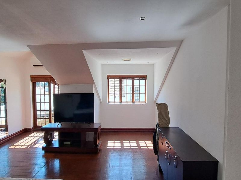 3 Bedroom House for Sale in Bryanston - Photo 2