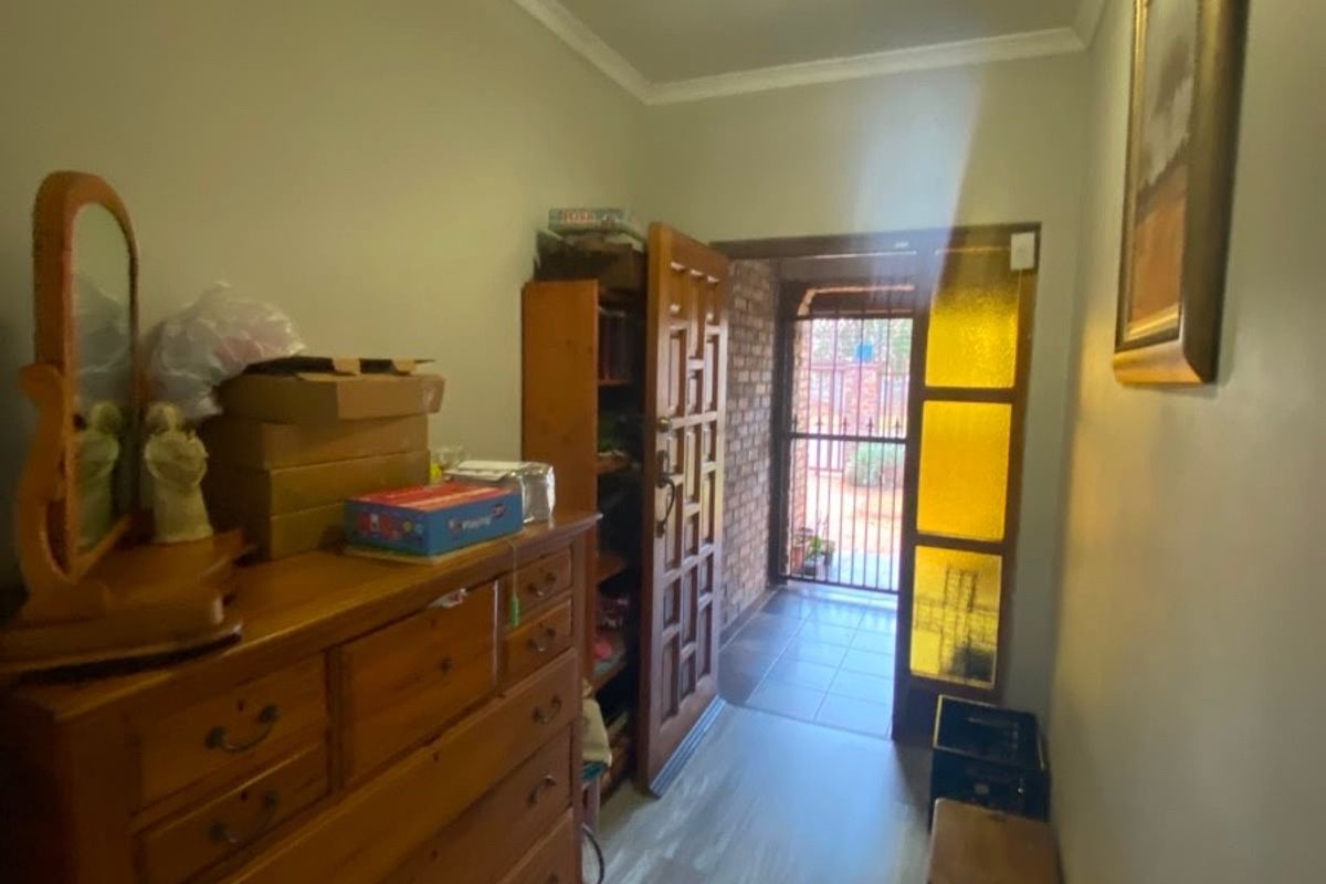 Four bedroom House For Sale in Bester - Photo 2