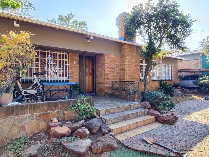 House For Sale in Symhurst, Germiston - Photo 2