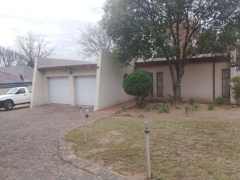 Set on an expansive 1,548 sqm stand property for sale in Buccleuch - Photo 1