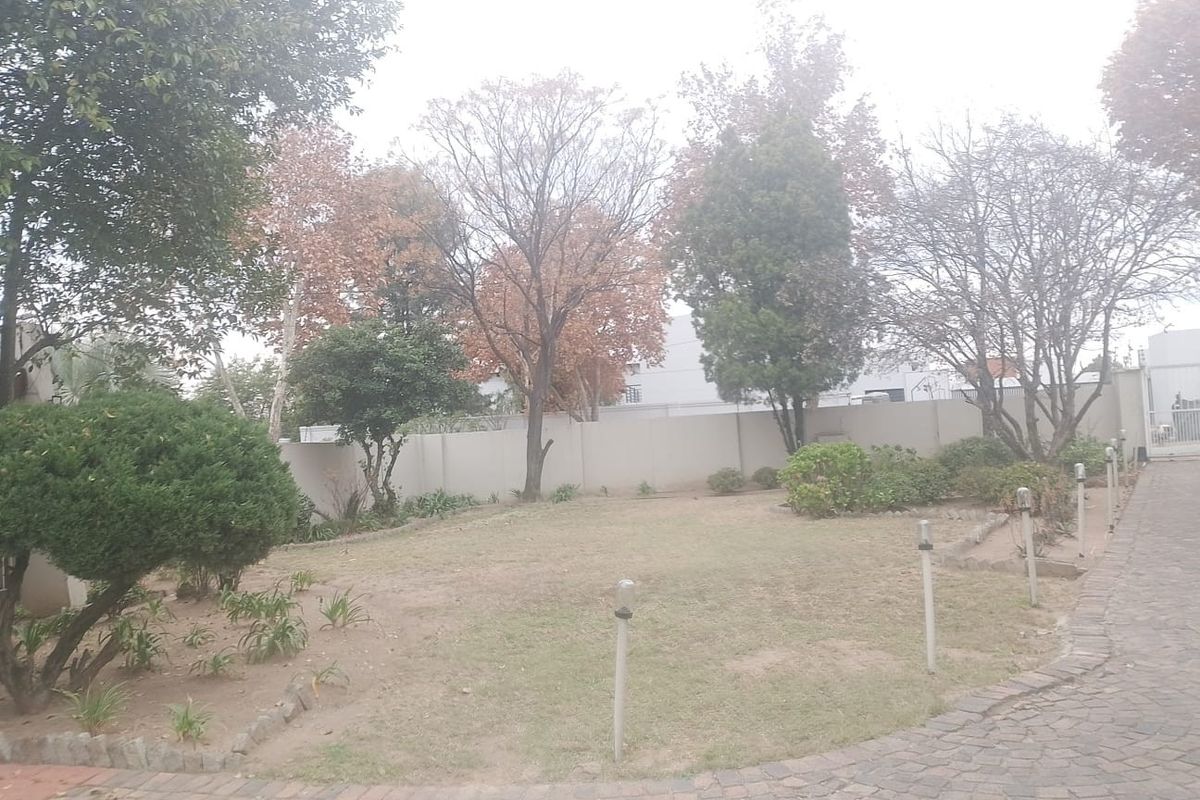 Set on an expansive 1,548 sqm stand property for sale in Buccleuch - Photo 5
