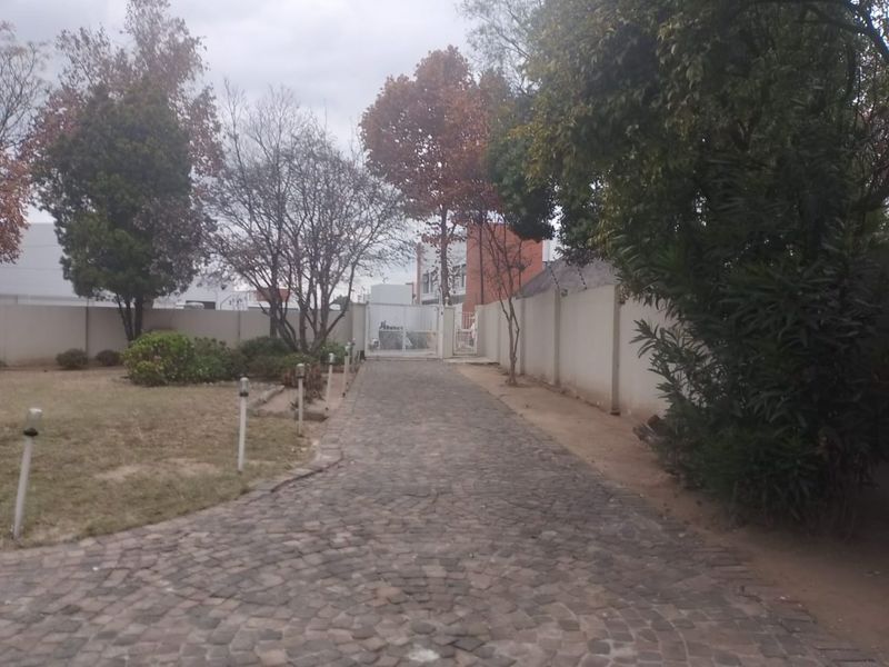 Set on an expansive 1,548 sqm stand property for sale in Buccleuch - Photo 6