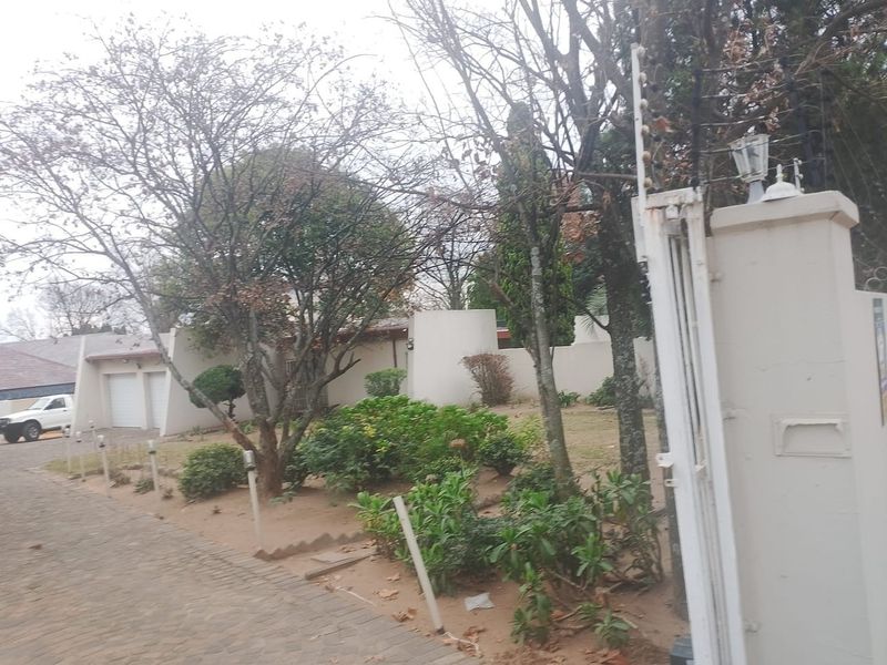 Set on an expansive 1,548 sqm stand property for sale in Buccleuch - Photo 2