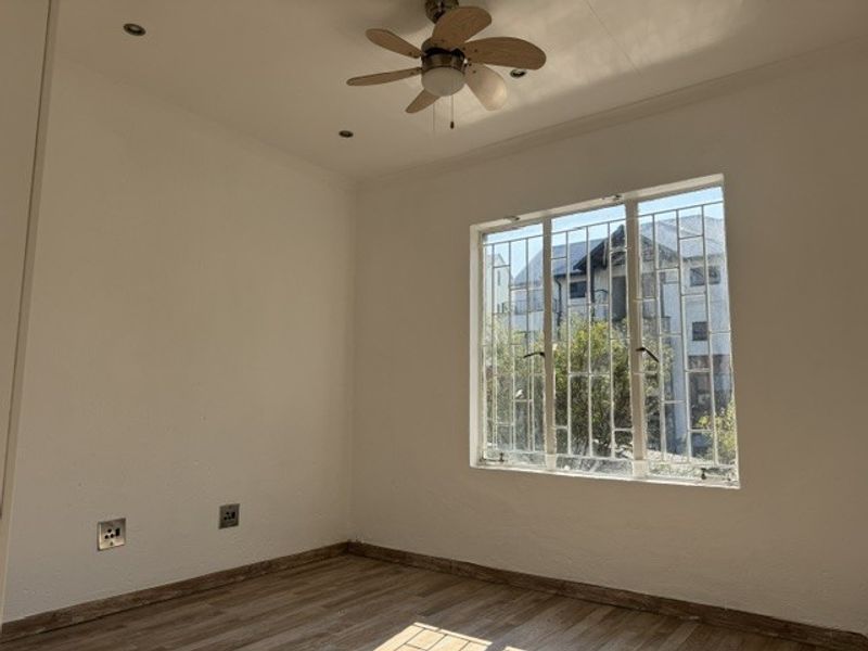 Secure3 Bedroom Duplex in the Heart of Greenstone with Private Garden - Photo 8