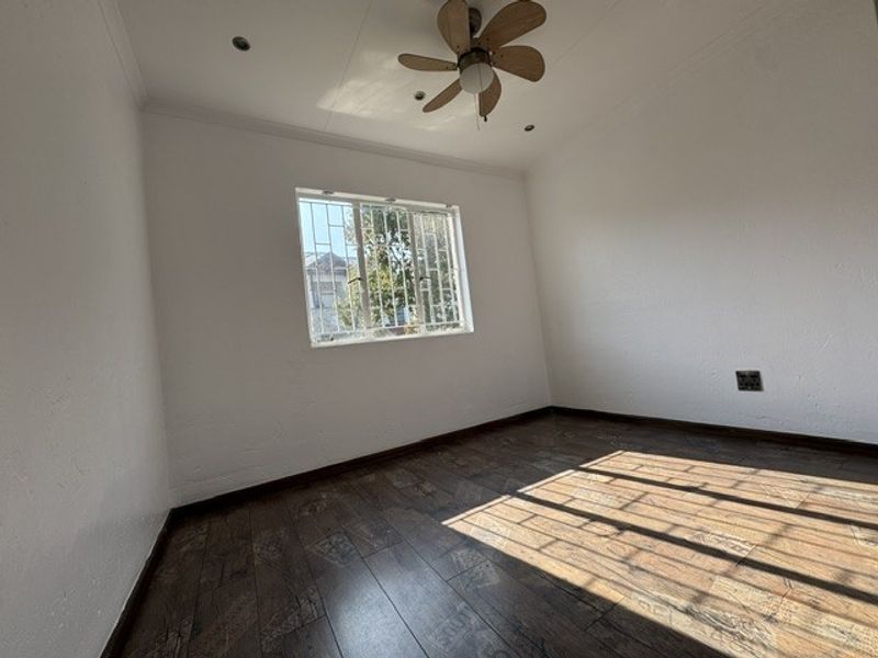 Secure3 Bedroom Duplex in the Heart of Greenstone with Private Garden - Photo 7