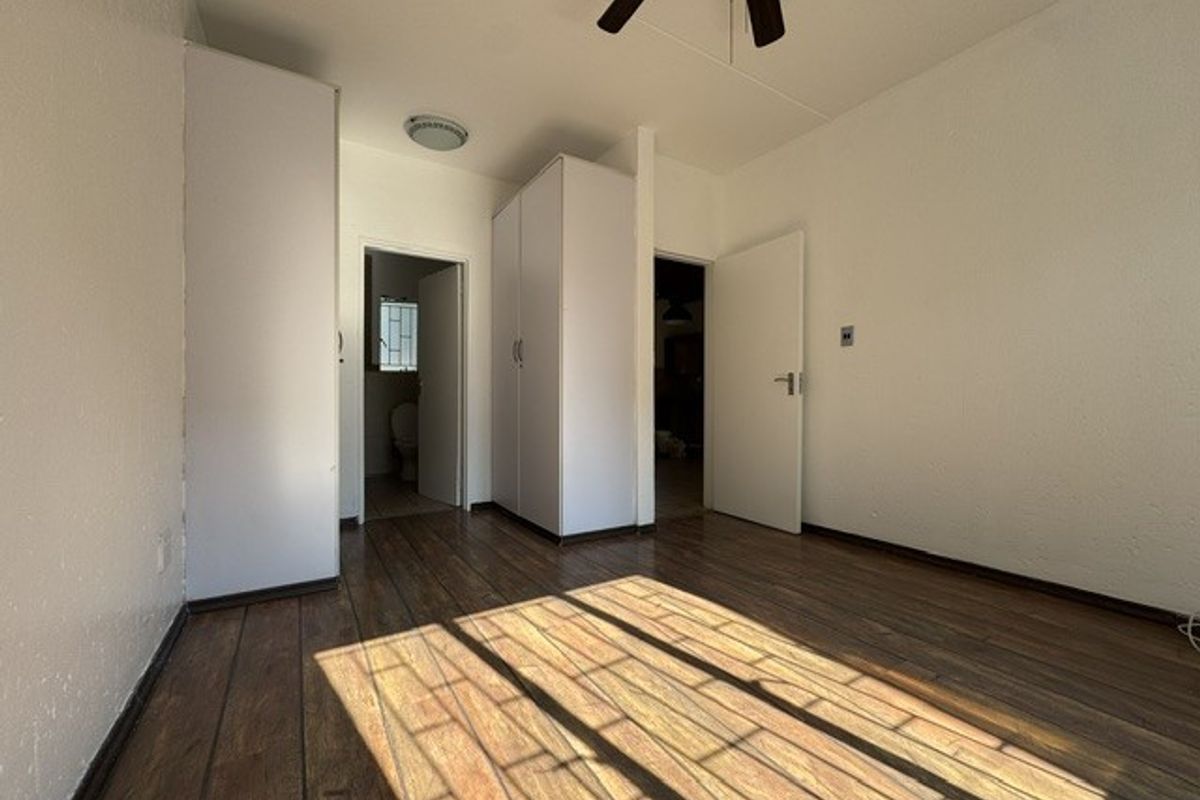 Secure3 Bedroom Duplex in the Heart of Greenstone with Private Garden - Photo 5