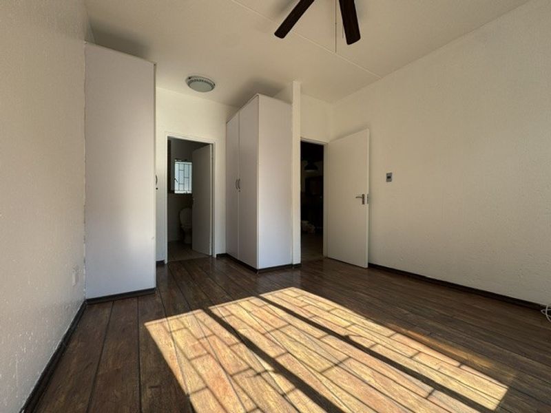 Secure3 Bedroom Duplex in the Heart of Greenstone with Private Garden - Photo 5