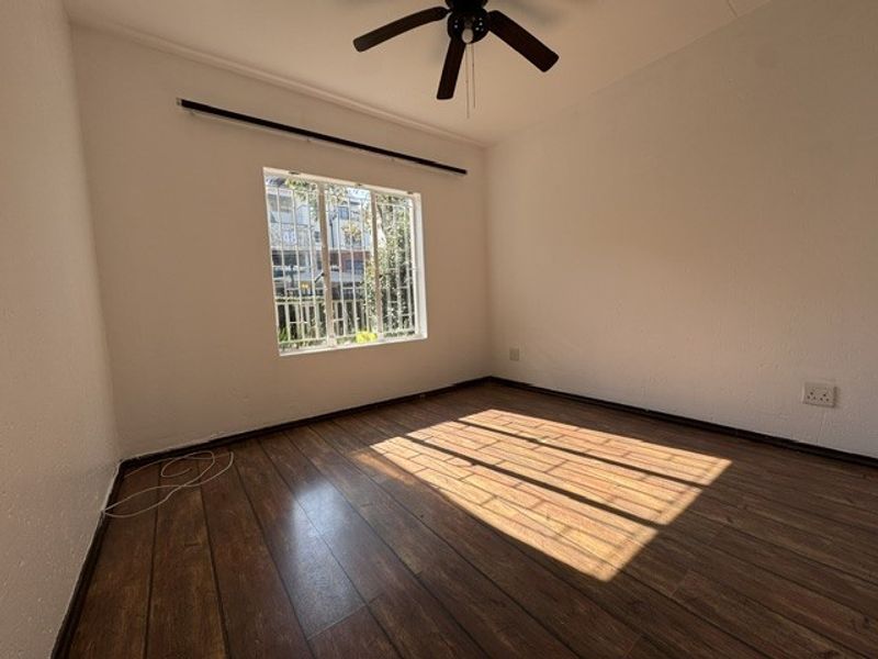 Secure3 Bedroom Duplex in the Heart of Greenstone with Private Garden - Photo 4