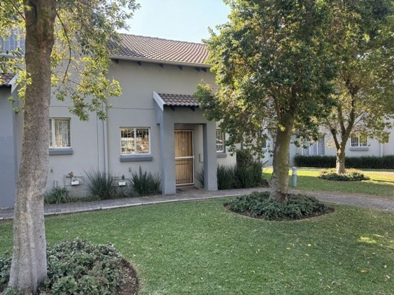 Secure3 Bedroom Duplex in the Heart of Greenstone with Private Garden - Photo 2