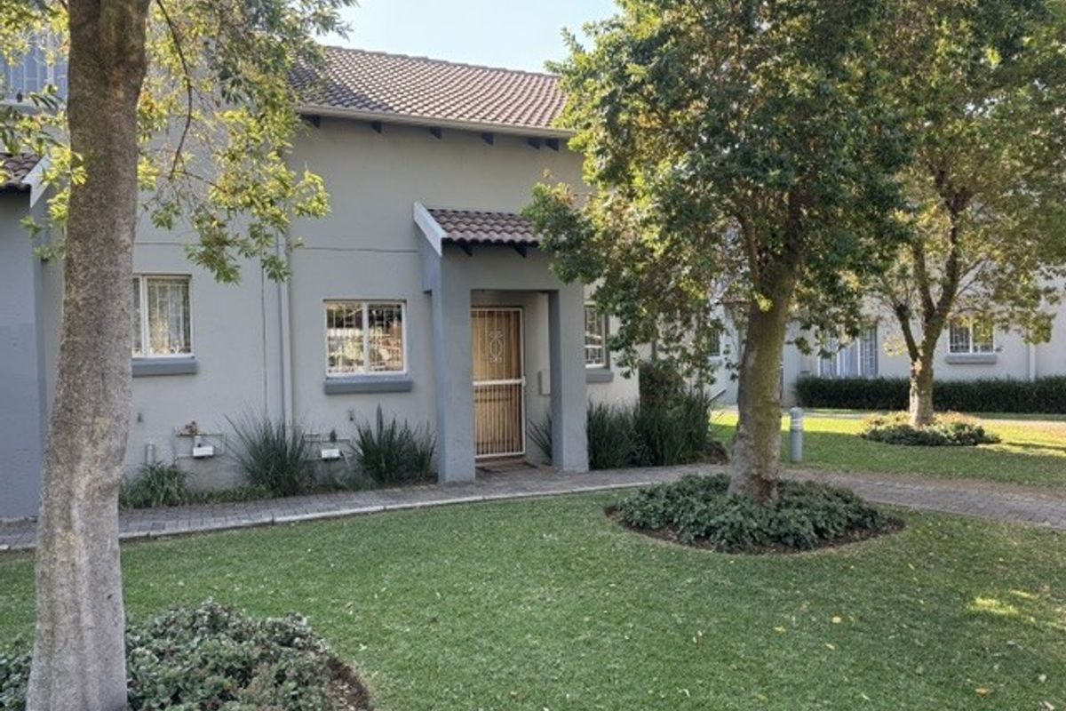 Secure3 Bedroom Duplex in the Heart of Greenstone with Private Garden - Photo 2