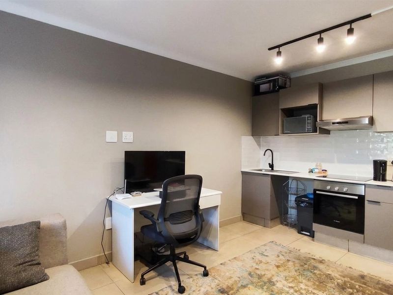 Secure, Stylish Living in the Heart of Bedfordview - Photo 4