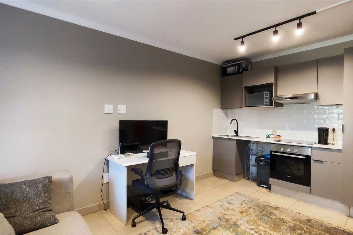 Secure, Stylish Living in the Heart of Bedfordview - Photo 4