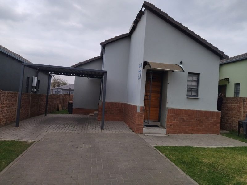 House To Rent in South Hills Paperbark , Johannesburg - Photo 1