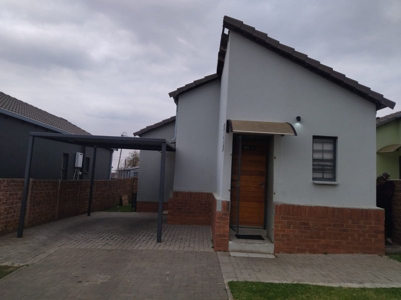 House To Rent in South Hills Paperbark , Johannesburg - Photo 2
