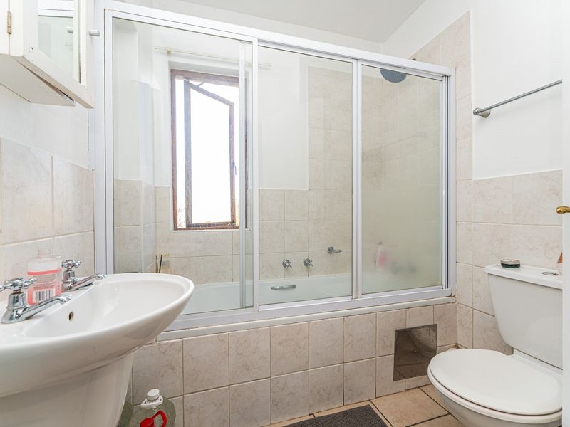 2 Bedroom Apartment in Bryanston - Photo 9