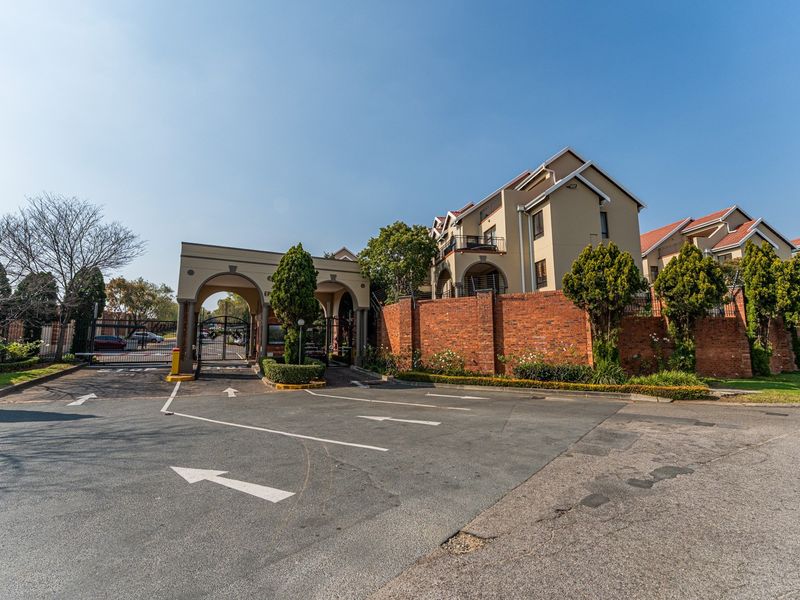 2 Bedroom Apartment in Bryanston - Photo 1