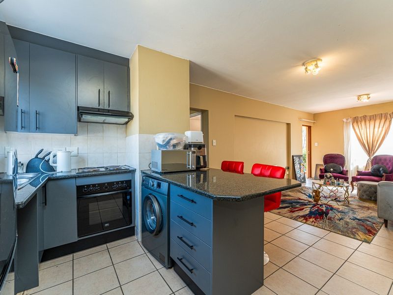 2 Bedroom Apartment in Bryanston - Photo 4