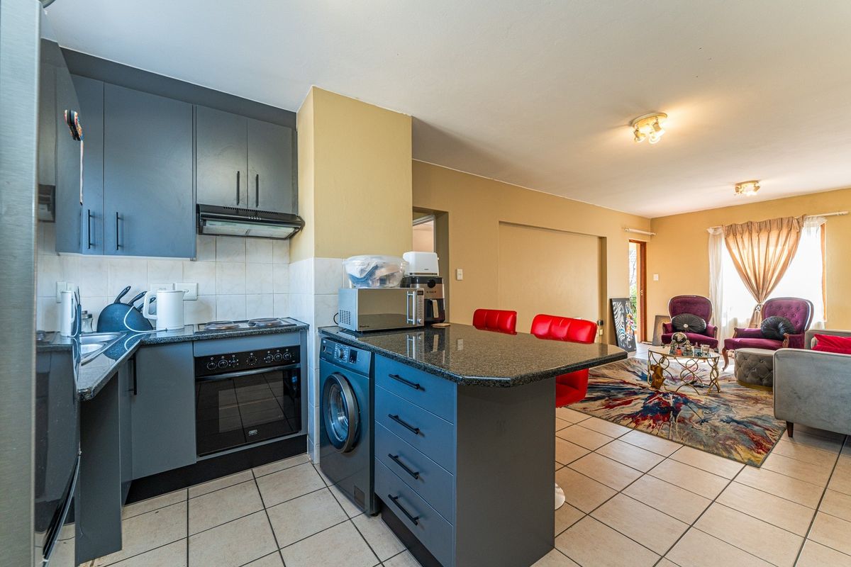 2 Bedroom Apartment in Bryanston - Photo 4