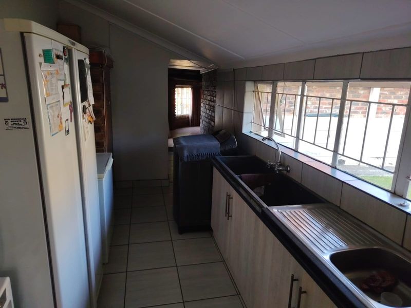 Spacious 4 Bedroom House with 2 Bedroom Flatlet for Sale - SOLE MANDATE - Photo 8