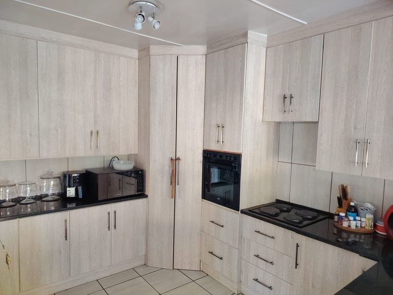 Spacious 4 Bedroom House with 2 Bedroom Flatlet for Sale - SOLE MANDATE - Photo 7